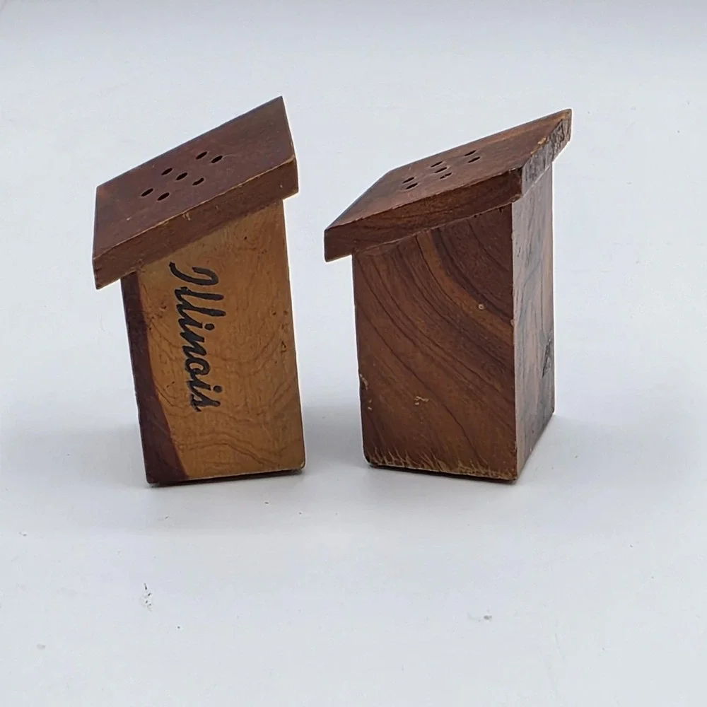 Wood Outhouse Salt & Pepper Shakers Set MA PA Illinois Souvenir‎ Rustic Novelty